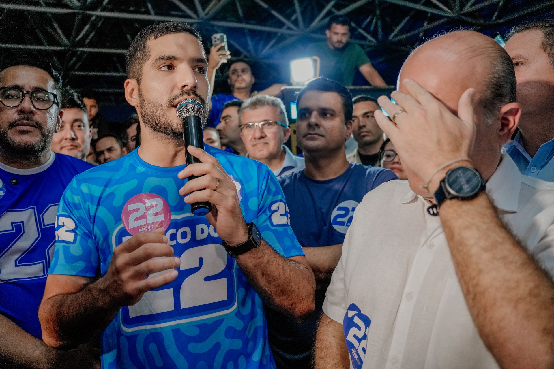 André Fernandes em ato ao lado de Roberto Cláudio (Foto: FERNANDA BARROS)