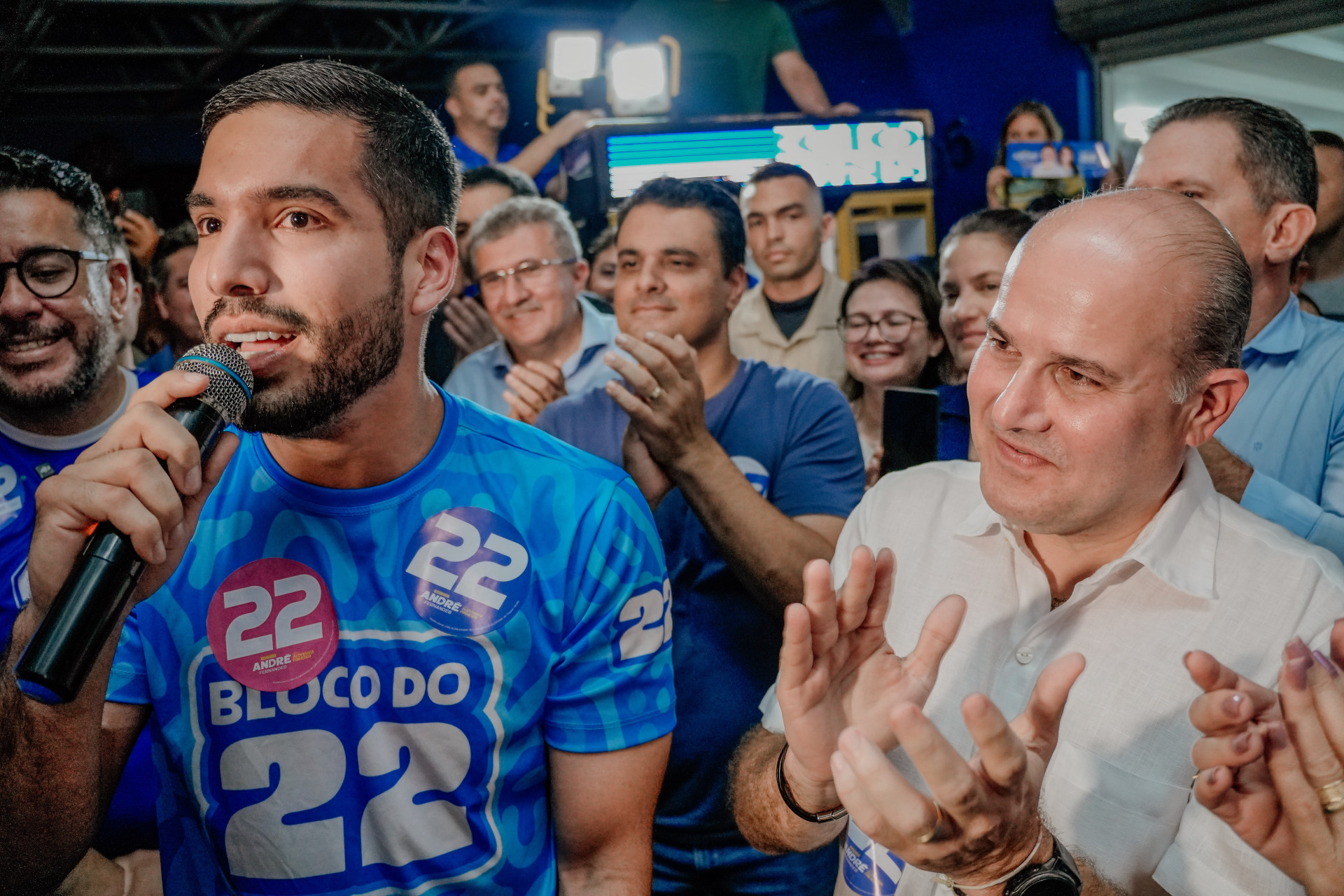 FORTALEZA-CE, BRASIL, 15-10-2024: Comitê do candidato André Fernandes, na Av. João Pessoa, com a presença do candidato e seus aliados, Capitão Wagner e Roberto Cláudio. (Foto: Fernanda Barros /O Povo) (Foto: FERNANDA BARROS)