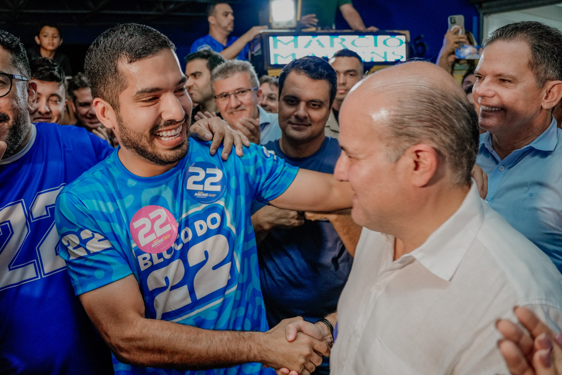 FORTALEZA-CE, BRASIL, 15-10-2024: Comitê do candidato André Fernandes, na Av. João Pessoa, com a presença do candidato e seus aliados, Capitão Wagner e Roberto Cláudio. (Foto: Fernanda Barros /O Povo) (Foto: FERNANDA BARROS)