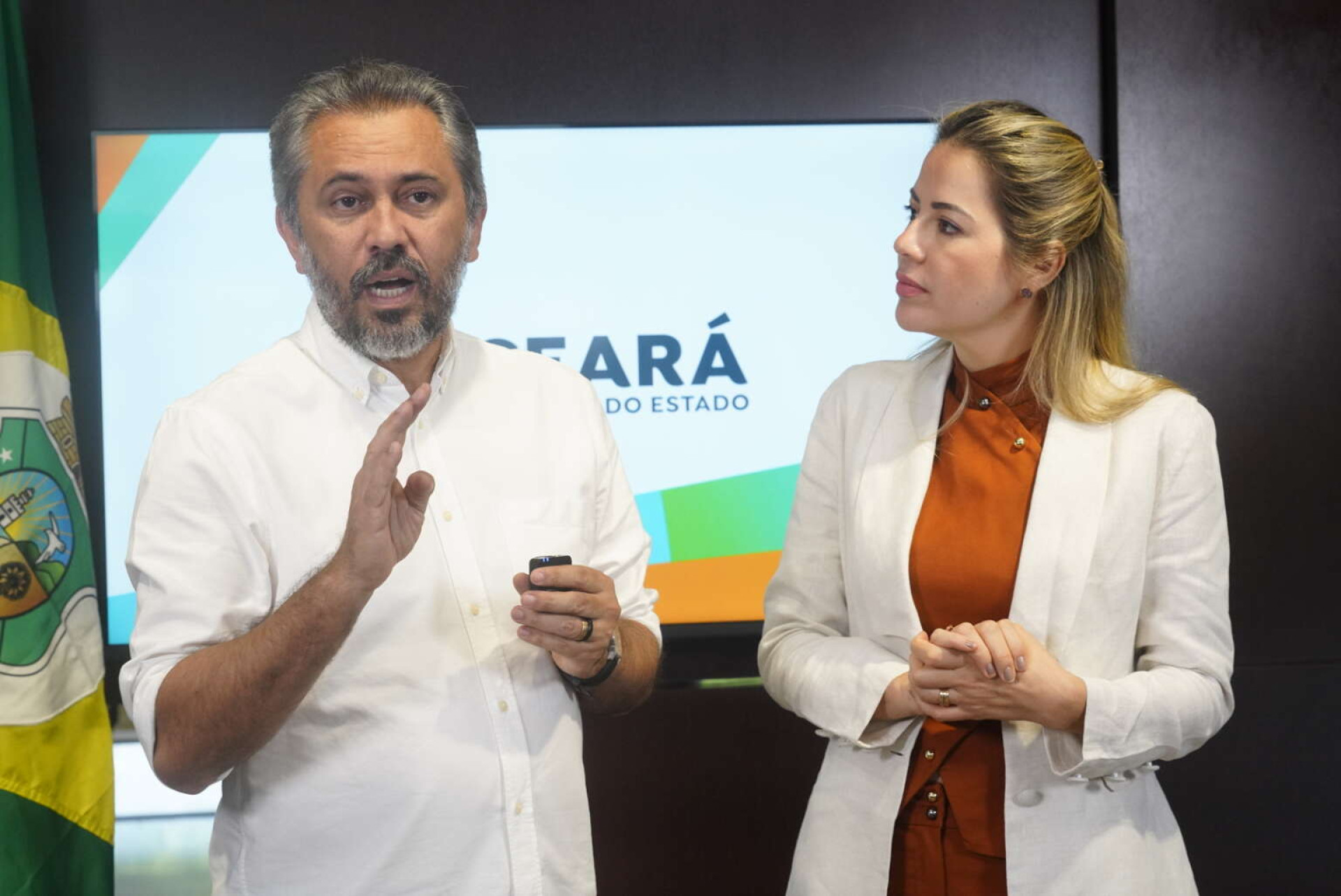 ￼GOVERNADOR Elmano de Freitas e secretária 
Onélia Santana apresentaram o edital (Foto: Carlos Gibaja - divulgação Governo do Estado)