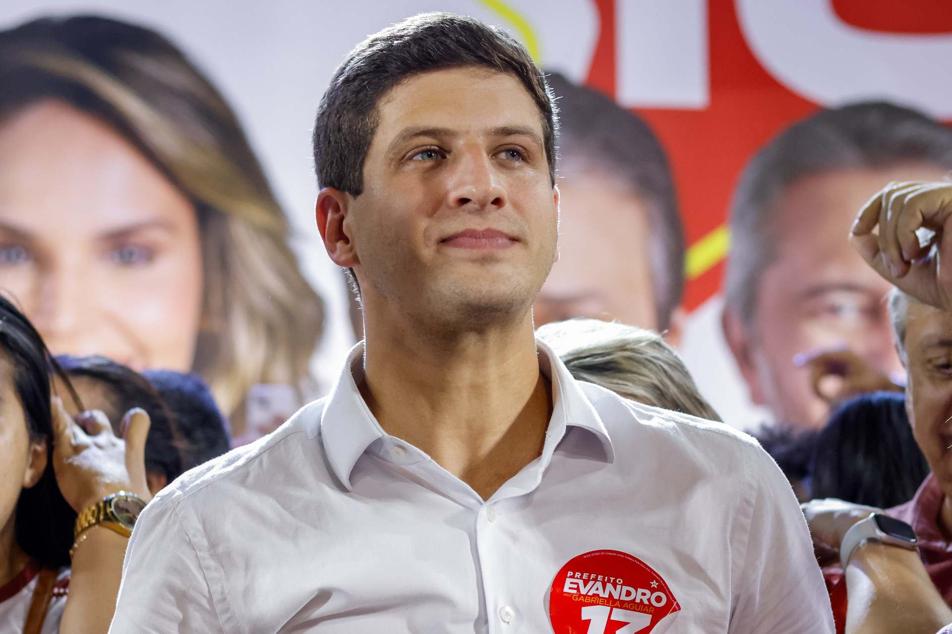 À época da foto, o prefeito de Recife participou do comício de Evandro Leitão. Evento aconteceu nas disputas eleitorais de 2024 (Foto: AURÉLIO ALVES)