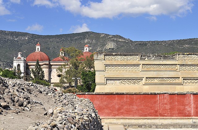 Arqueólogos encontraram, em túneis ocultos de uma igreja católica, em Mitla, perto de Oaxaca, no sul do México, o que eles chamaram de  