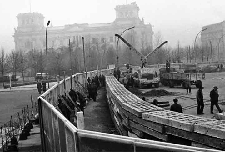 No dia 13 de agosto de 1961 foi erguido o Muro de Berlim, um dos principais símbolos da Guerra Fria entre Estados Unidos e a extinta União Soviética. Conheça sua história.
