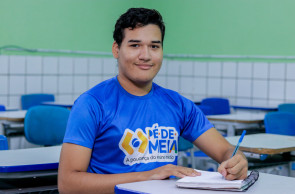 FORTALEZA, CEARÁ, BRASIL, 16-10-2024: Marley Jonathan na escola Heráclito de Castro, no bairro João XXIII. Ele é beneficiário do Pé-de-Meia. (Foto: Fernanda Barros/ O Povo)