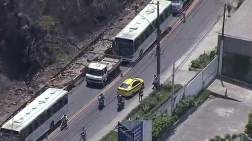 Sete ônibus são sequestrados por criminosos e utilizados como barricadas durante operação policial no Rio de Janeiro 