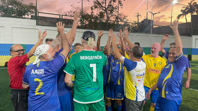 Seleção de futebol caminhando (walking football) da Suécia, em duelo com time da AABB, em Fortaleza