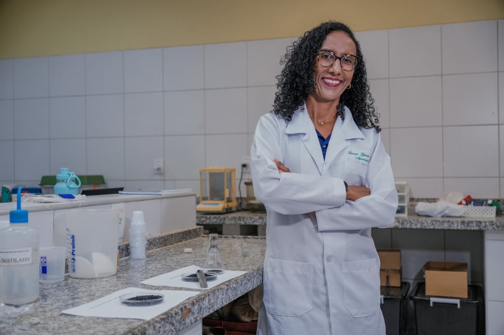 Na foto, a professora e cientista, Mirian Costa, uma das coordenadoras do Departamento de Ciências do Solo, de experimentos para a produção de biocarvão(Foto: FERNANDA BARROS)