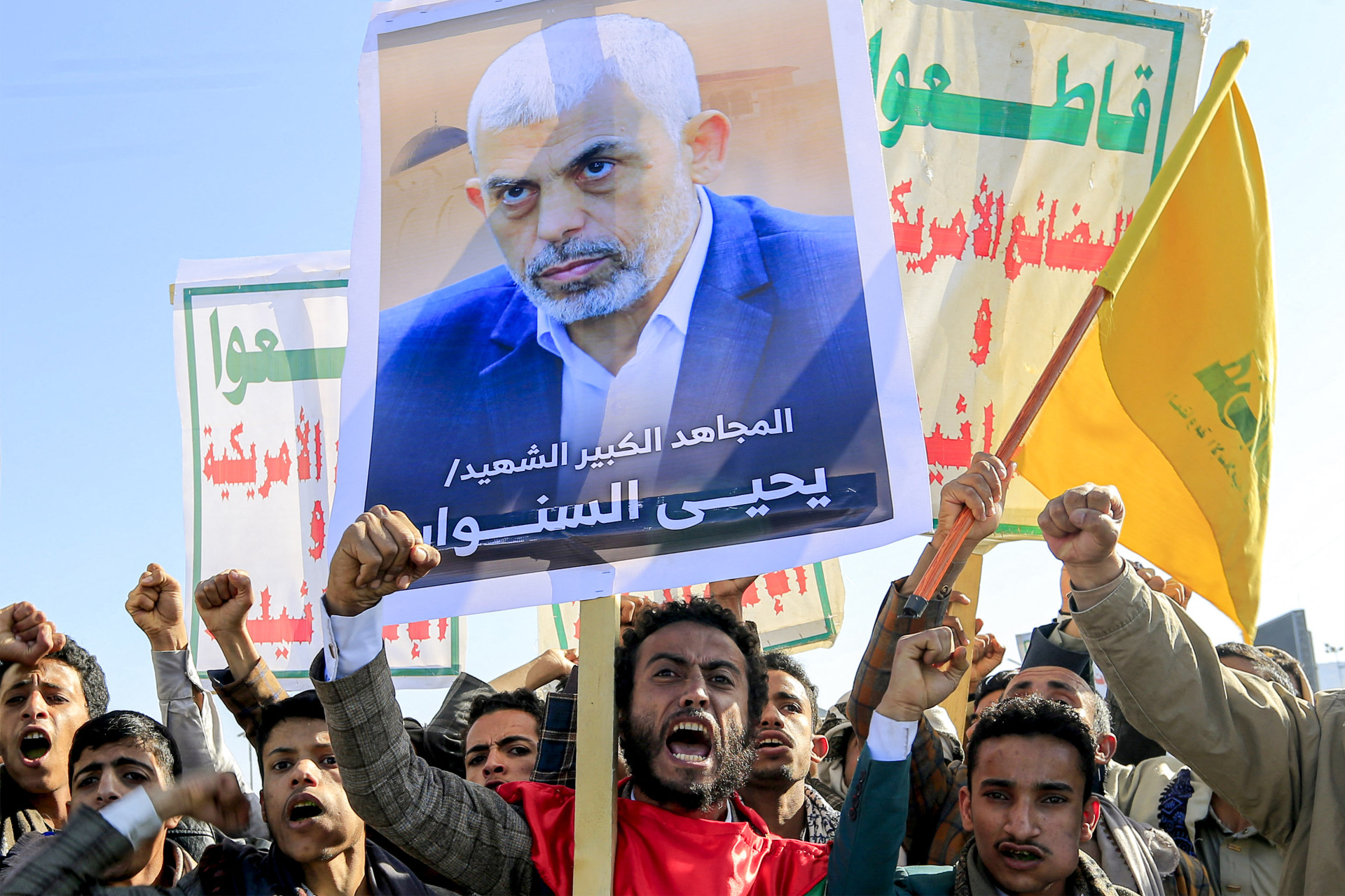 ￼APOIADORES dos Huthis do Iêmen se reúnem com uma foto do líder morto do Hamas, Yahya Sinwar (Foto: Mohammed HUWAIS / AFP)