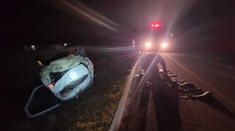 Carro permaneceu capotado na via após o acidente