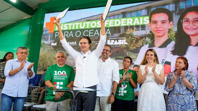 Ministro da Educação Camilo Santana, governador Elmano de Freitas e reitor do IFCE Wally Menezes assinam ordem de serviço de novos campi