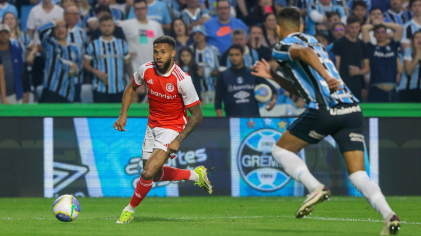 O Internacional vai enfrentar o Grêmio; veja onde assistir ao vivo ao jogo do Brasileirão. 