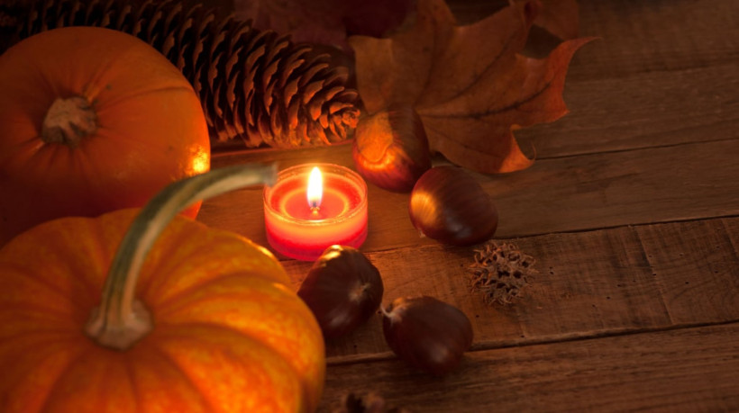 O Halloween é o perfeito para fazer simpatias e cortar energias negativas (Imagem: Candace Hartley | Shutterstock)