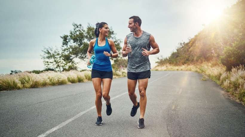 A corrida é uma atividade popular e requer alguns cuidados durante a prática (Imagem: PeopleImages.com - Yuri A | Shutterstock)