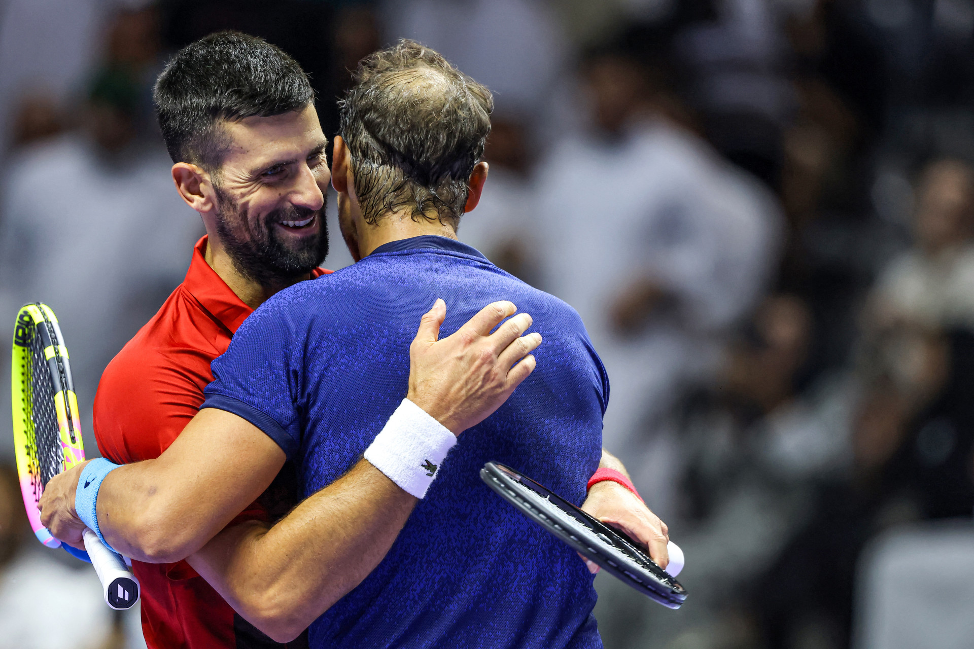 Djokovic e Nadal se abraçam após partida (Foto: Fayez NURELDINE / AFP)