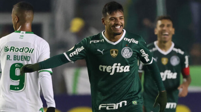 O jogador Gabriel Menino, da SE Palmeiras, comemora seu gol contra a equipe do EC Juventude, durante partida válida pela sétima rodada, do Campeonato Brasileiro, Série A, no Estádio Alfredo Jaconi. (Foto: Cesar Greco)