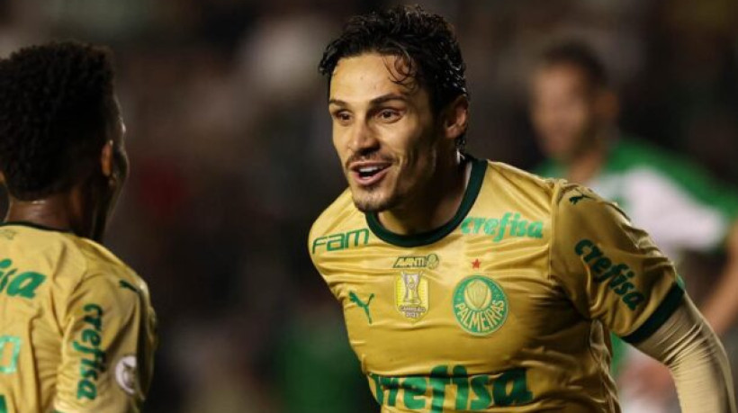 O jogador Raphael Veiga, da SE Palmeiras, comemora seu gol contra a equipe do EC Juventude, durante partida válida pela trigésima rodada, do Campeonato Brasileiro, Série A, no Estádio Alfredo Jaconi. (Foto: Cesar Greco/Palmeiras/by Canon)