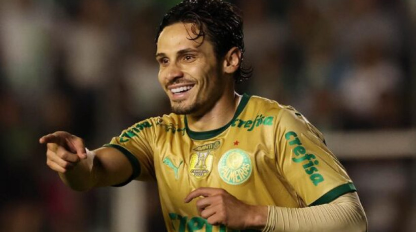 O jogador Raphael Veiga, da SE Palmeiras, comemora seu gol contra a equipe do EC Juventude, durante partida válida pela trigésima rodada, do Campeonato Brasileiro, Série A, no Estádio Alfredo Jaconi. (Foto: Cesar Greco/Palmeiras/by Canon)