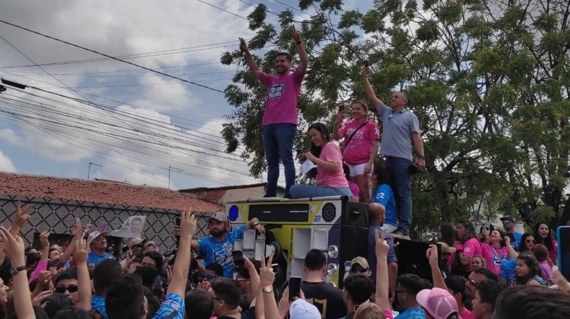 Candidato André Fernandes realizou um ato de campanha voltado para o eleitorado feminino no bairro Conjunto Ceará na manhã deste domingo, 20