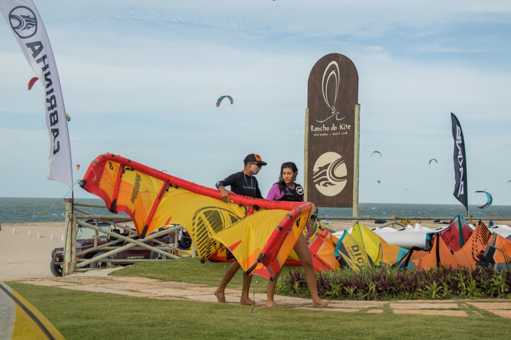 Com o crescente número de turistas e adeptos do kitesurfe no Ceará, cada vez mais escolas e instrutores têm surgido em diversos litorais.(Foto: Eliseu Souza/Leca Mir/Rancho do Kite)