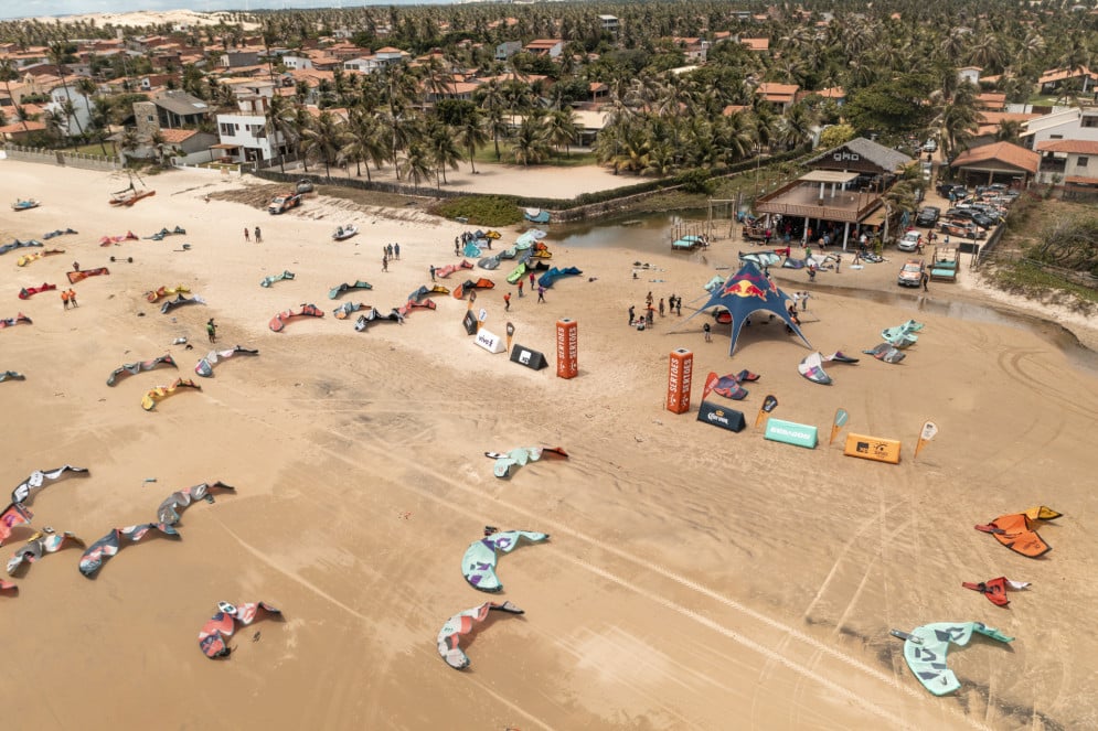 O Ceará se consagrou como um destino mundial de competições do kitesurfe devido às suas condições de vento favoráveis.(Foto: Heusi Action/Sertões)