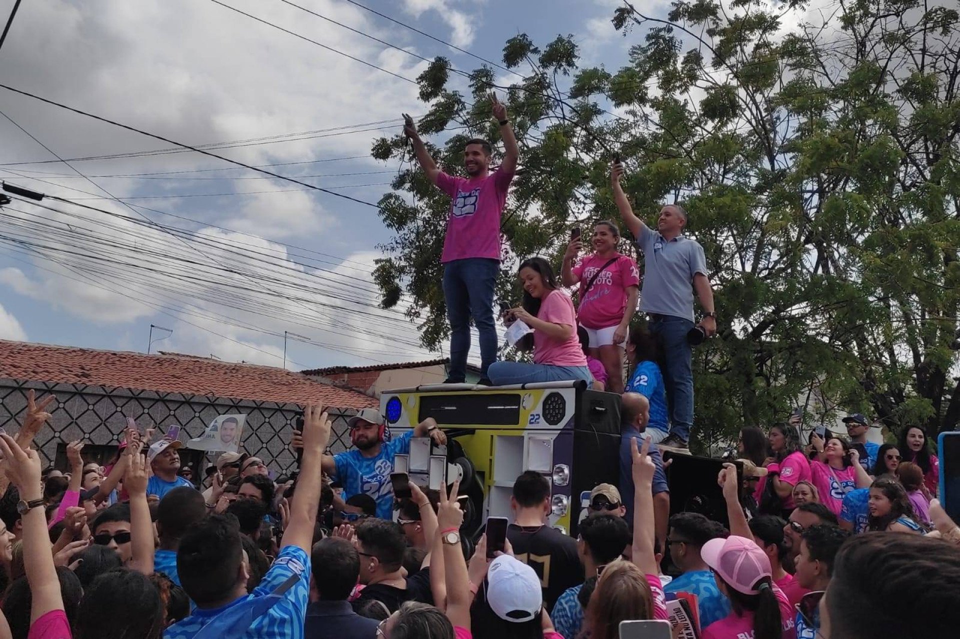 ￼ANDRÉ Fernandes realizou ato voltado para as mulheres no Conjunto Ceará (Foto: Taynara Lima/O POVO)