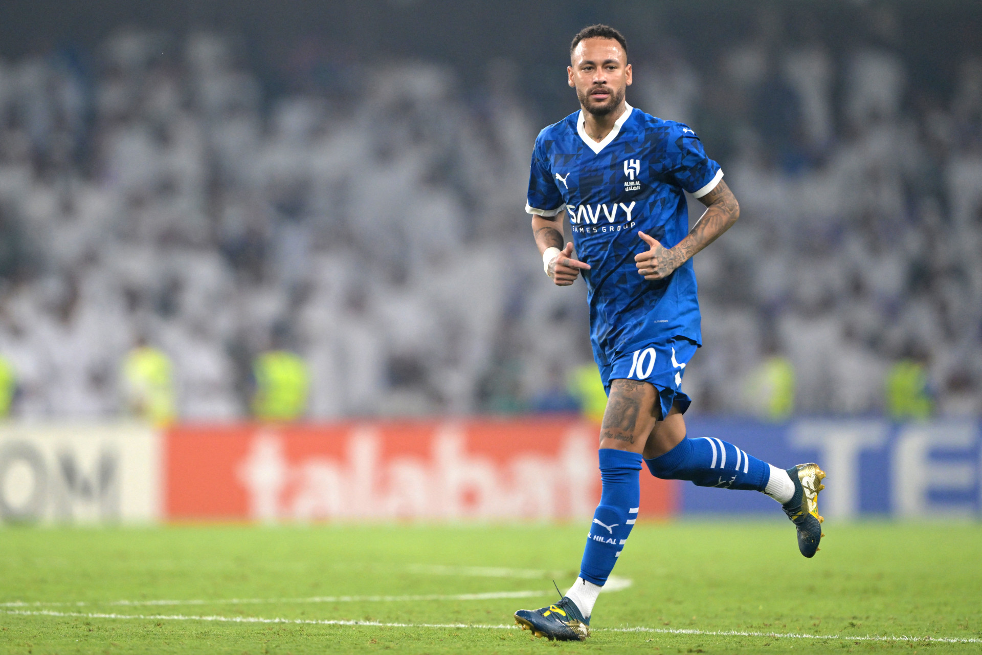 O atacante brasileiro #10 do Hilal, Neymar, corre em campo durante a partida de futebol do grupo B da Liga dos Campeões da AFC entre o Al-Ain dos Emirados Árabes Unidos e o Al-Hilal da Arábia Saudita no Estádio Hazza bin Zayed em al-Ain em 21 de outubro de 2024.
 (Foto: AFP)