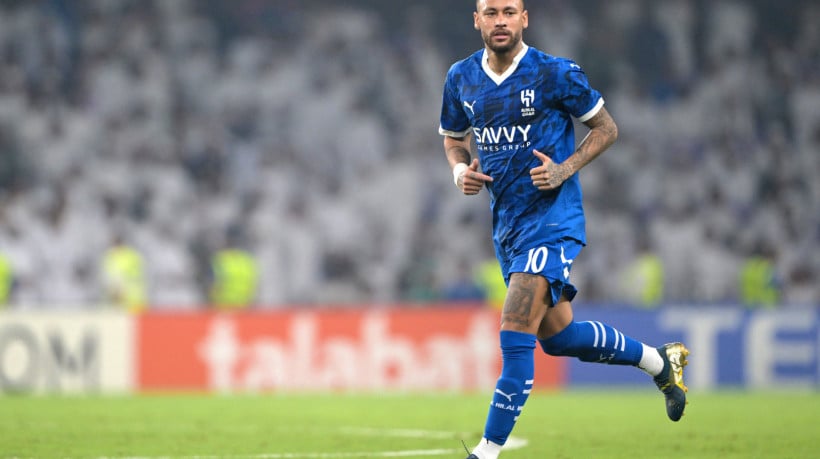 O atacante brasileiro #10 do Hilal, Neymar, corre em campo durante a partida de futebol do grupo B da Liga dos Campeões da AFC entre o Al-Ain dos Emirados Árabes Unidos e o Al-Hilal da Arábia Saudita no Estádio Hazza bin Zayed em al-Ain em 21 de outubro de 2024.
