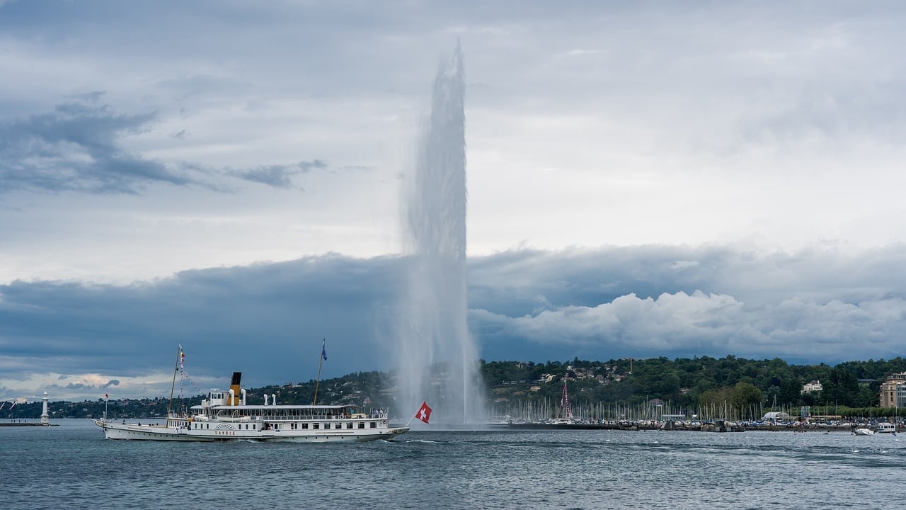 Um dos famosos marcos de Genebra, na Suíça, o Jet d'Eau é uma das maiores fontes do mundo e chama a atenção dos turistas que costumam visitar o país. O local, então, remonta o século XIX, com uma altura de 140 metros, quase 50 a mais que a Estátua da Liberdade.