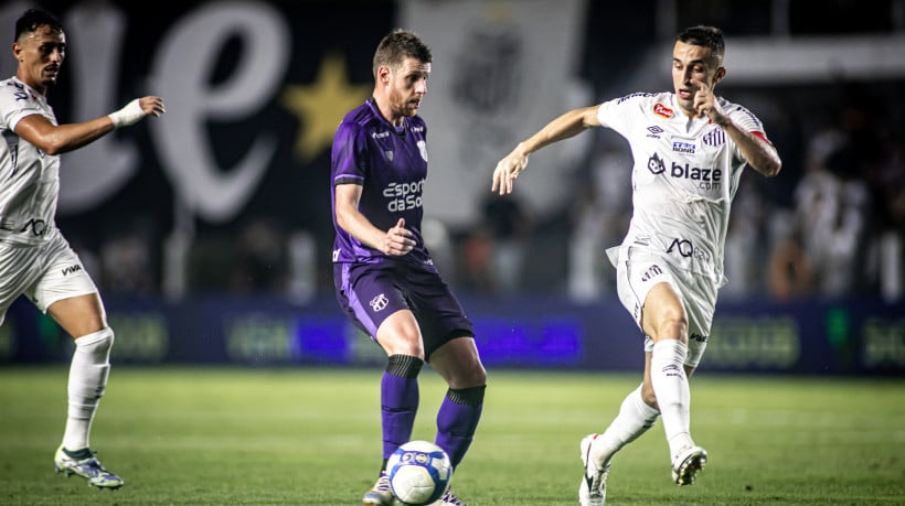 Aylon, atacante do Ceará, durante jogo contra o Santos