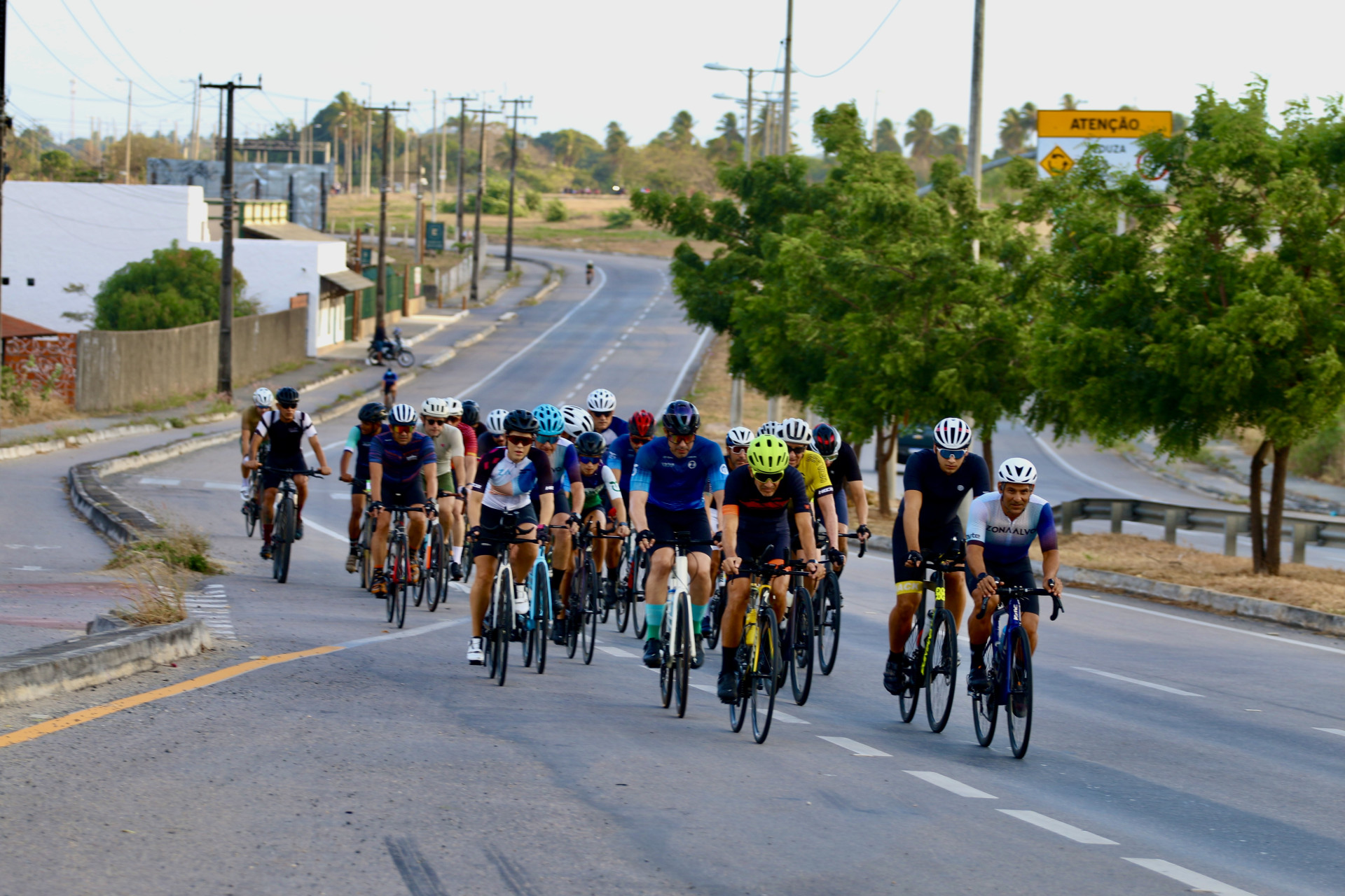 Projeto de lei quer criar faixas exclucias para atletas de ciclismo em rodovias no Ceará: bicicletas atingem velocidades médias de 40 km/h, com picos de até 70 km/h (Foto: Rogerio Cruz @rogerio_fotografia/Reprodução )