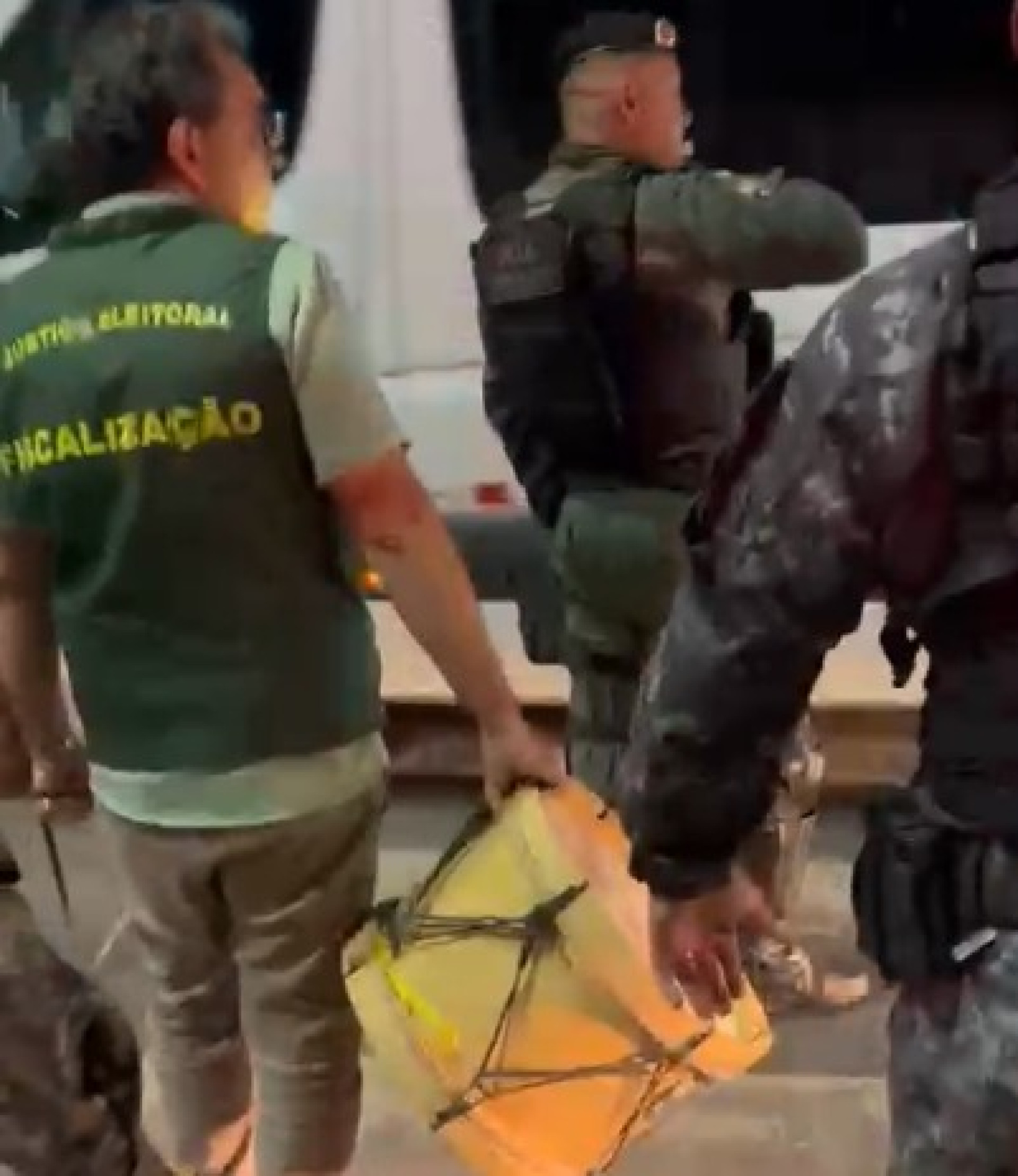 Fiscais do TRE apreendem tambor utilizado por manifestantes (Foto: Reprodução/Instagram Pingo de Fortaleza)