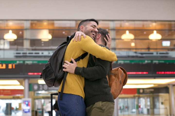 Um aeroporto da Nova Zelândia decidiu inovar e implementou uma nova regra que limita os abraços dos passageiros a no máximo três minutos.