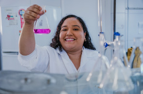 FORTALEZA-CE, BRASIL, 23-10-2024: Crescimento dos novos cursos universitários. Na foto, Ana Beatriz Queiroz, do curso de Gastronomia. (Foto: Fernanda Barros/ O Povo)