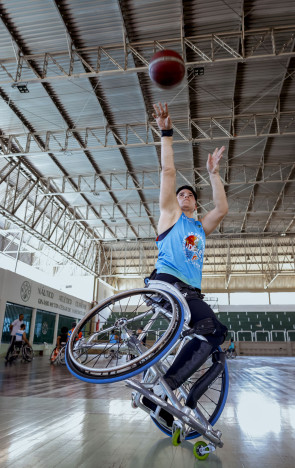 Oara pertence à pontuação 4.5, pela mobilidade. A atleta tem o movimento de uma das pernas(Foto: AURÉLIO ALVES)