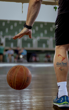 O treinador carrega a tatuagem de Rio 2016, quando esteve com o time paralímpico do Brasil(Foto: AURÉLIO ALVES)