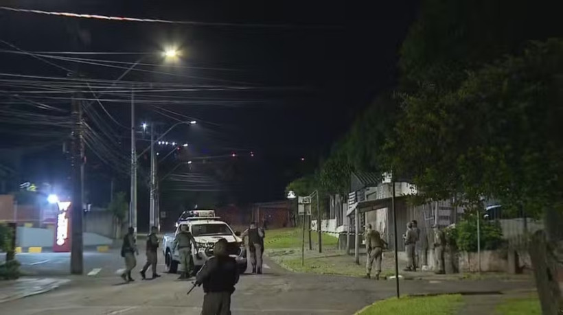 Polícia tenta negociar a rendição do atirador na manhã desta quarta-feira, 23.