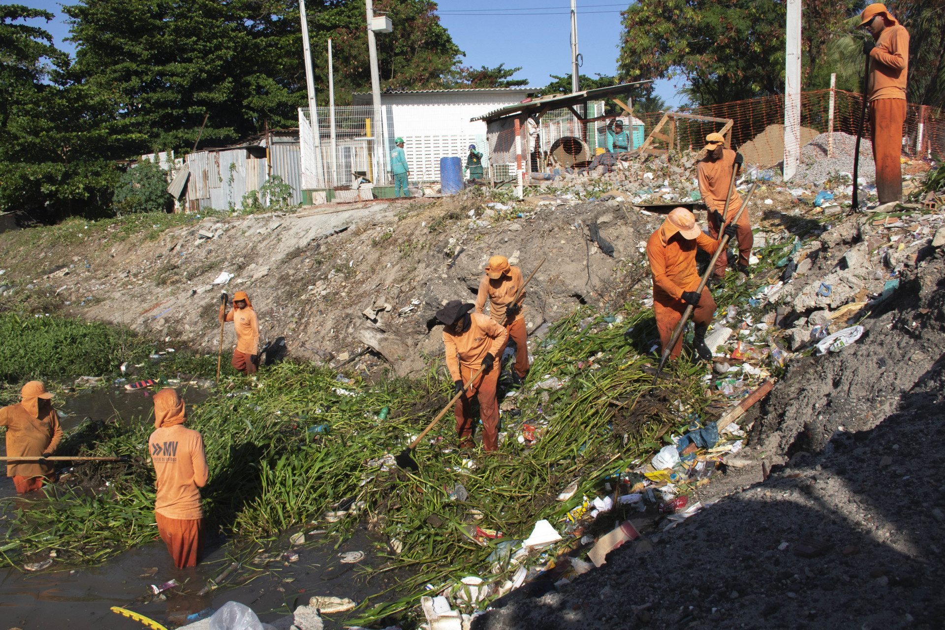 ￼LIMPEZA do riacho Maceió é feita por trabalhadores (Foto: Lorena louise/Especial para O POVO)