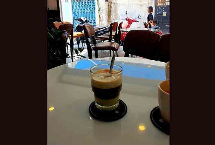 Um tipo de café diferente do habitual tem feito sucesso na Vietnã.  Ele se chama Ca Phe Muoi e tem sal!  Ca Phe é café e Muoi é sal, no idioma do país. Divulgada nas redes sociais, a bebida está ganhando adeptos, mas também gerando desconfiança dos tradicionalistas. 