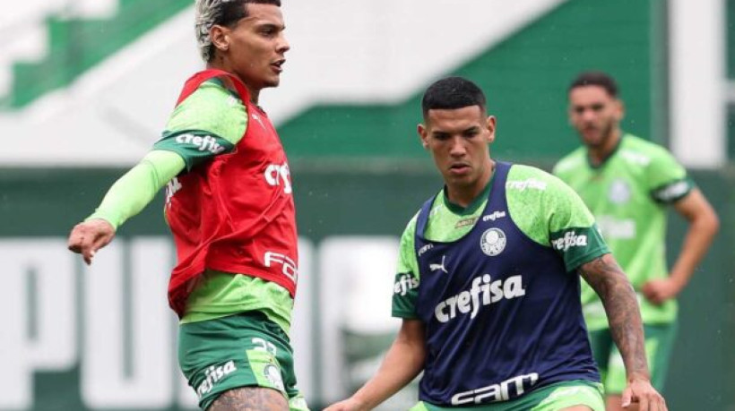 Os jogadores Richard Ríos e Naves (D), da SE Palmeiras, durante treinamento, na Academia de Futebol. (Foto: Cesar Greco/Palmeiras/by Canon)