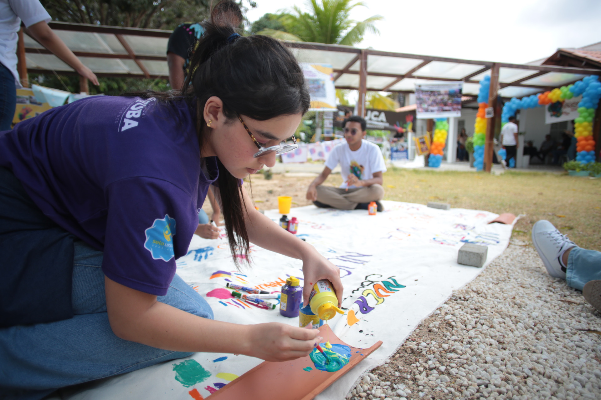 ￼JOVENS participantes pintaram cartazes durante Festival Unicef sobre mudanças climáticas, no Parque Adahil Barreto (Foto: FÁBIO LIMA)