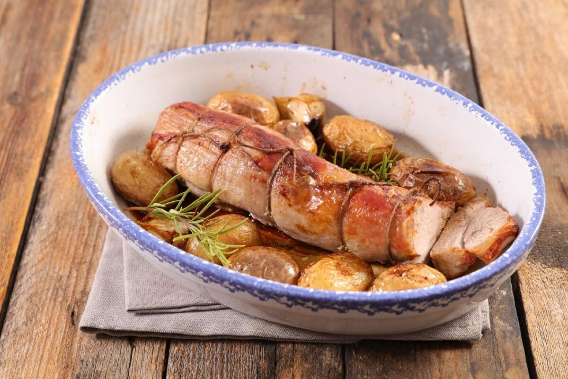 Filé-mignon assado com batatas (Imagem: margouillat photo | Shutterstock) 