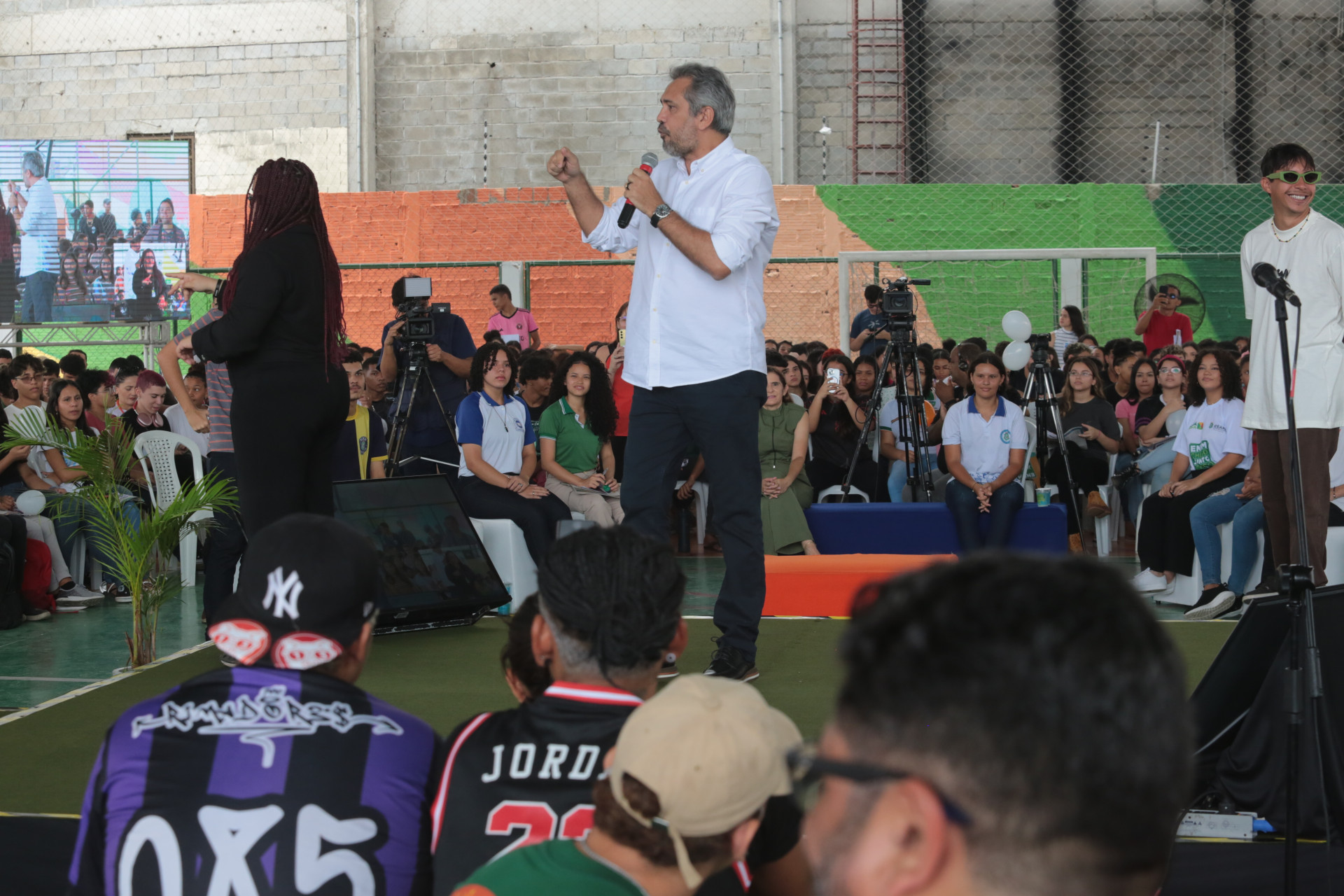 ￼GOVERNADOR Elmano de Freitas e influenciador digital Léo Suricate participaram da ação (Foto: FÁBIO LIMA)