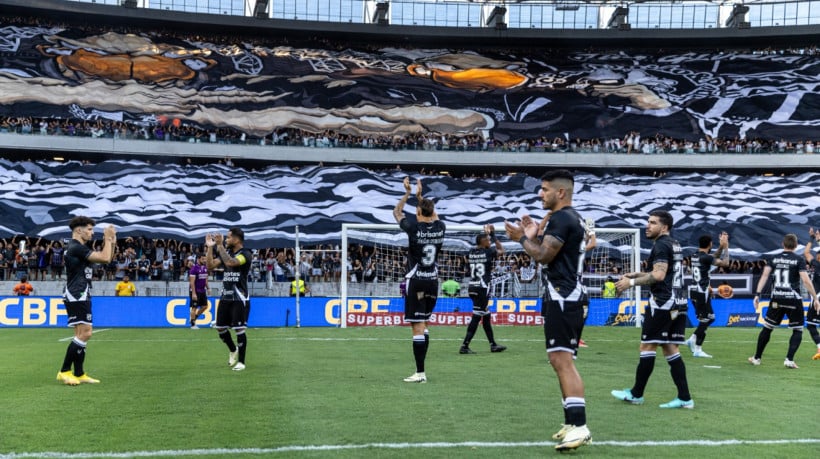 Elenco do Ceará aplaude torcida alvinegra antes de jogo contra o Paysandu