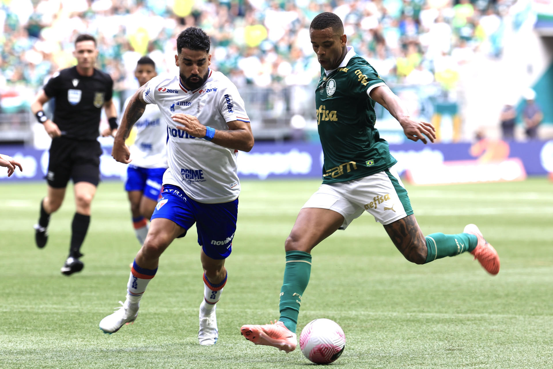 Disputa de bola entre Brítez, do Fortaleza e Caio Paulista, 
do Palmeiras (Foto: MARCELLO ZAMBRANA/AGIF/ESTADÃO CONTEÚDO)