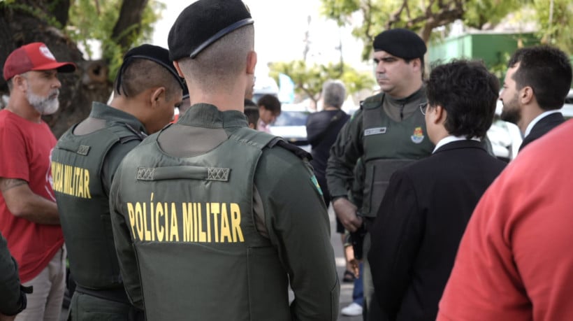 Aglomeração de pessoas gerou questionamentos por parte do corpo policial