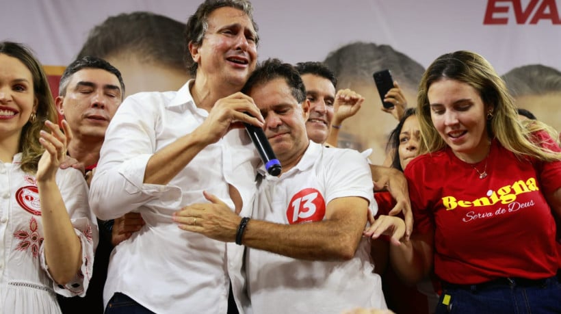 Camilo Santana e Evandro Leitão se emocionaram durante discurso após a vitória do PT.