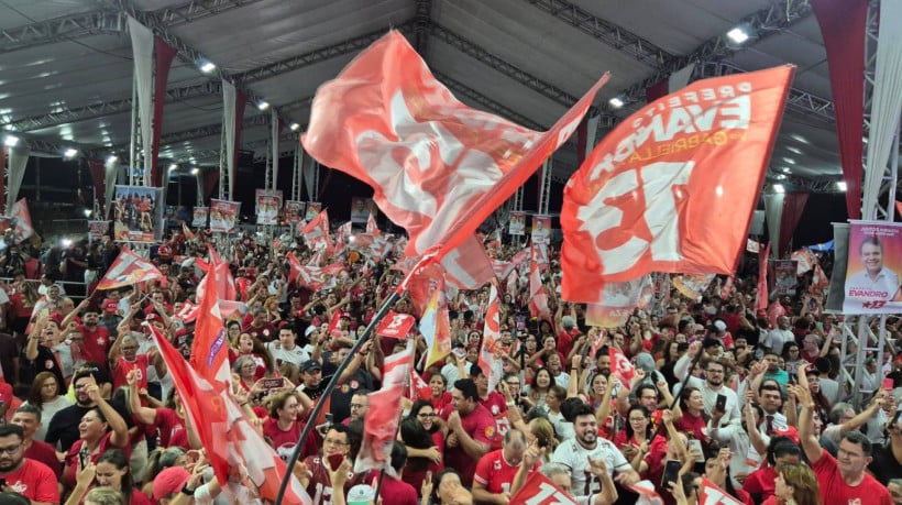 Eleitores do prefeito eleito Evandro Leitão (PT) comemoraram a vitória do petista em diferentes pontos da Capital 