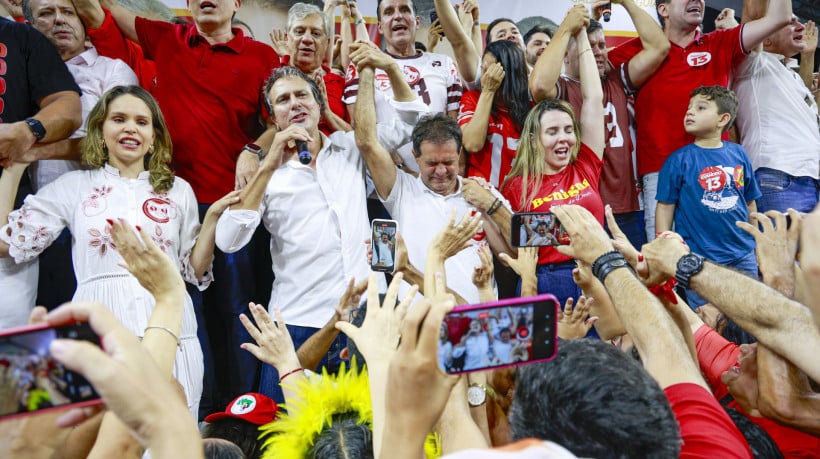 CAMILO Santana entre Gabriella Aguiar e Evandro Leitão na comemoração no Comitê Central