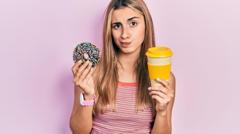 O consumo excessivo de açúcar e cafeína pode afetar o desempenho do cérebro (Imagem: Krakenimages.com | Shutterstock)  