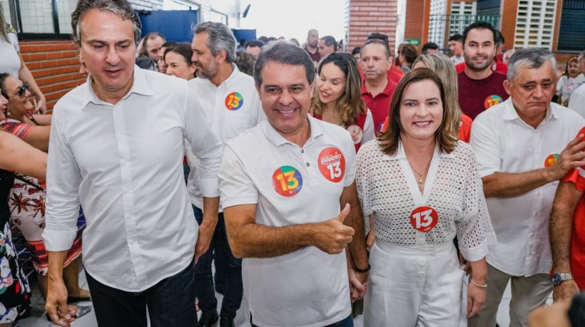 FORTALEZA-CE, BRASIL, 27-10-2024: Segundo turno na sessão eleitoral da Faculdade Farias Brito. Na foto, movimentação em meio a votação do candidato Evandro Leitão (PT), com a presença de Camilo Santana, Elmano de Freitas e demais deputados. No local houve princípio de brigas entre polícia militar e deputados. (Foto: Fernanda Barros/ O Povo)